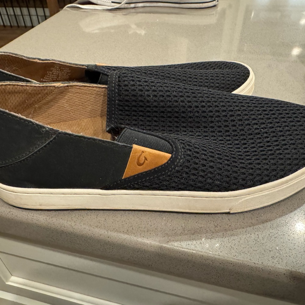 Women’s 9 / 39 olukai sneakers , slip on, excellent condition , black